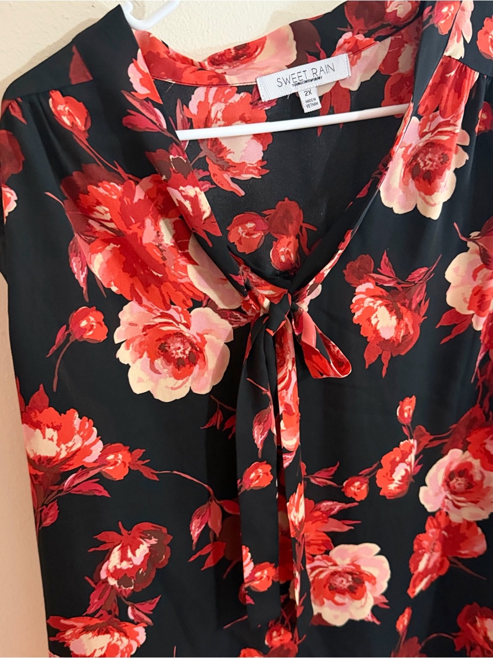 Sweet Rain Size 2x Black Floral Tie-Neck Blouse - Red & Pink Roses